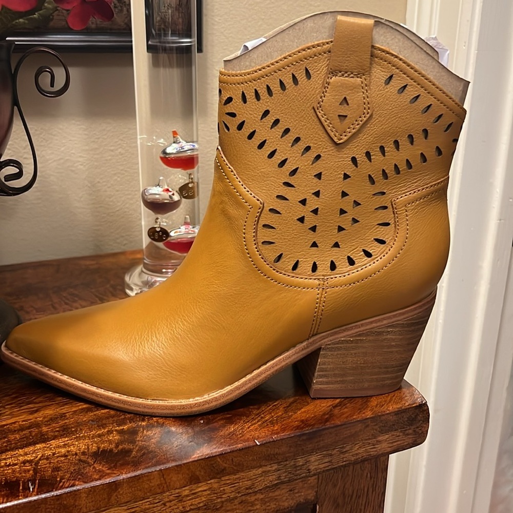 Marc Fisher LTD Elyma Leather Bootie in Medium Natural, Size 7M, NIB - Picture 7 of 17
